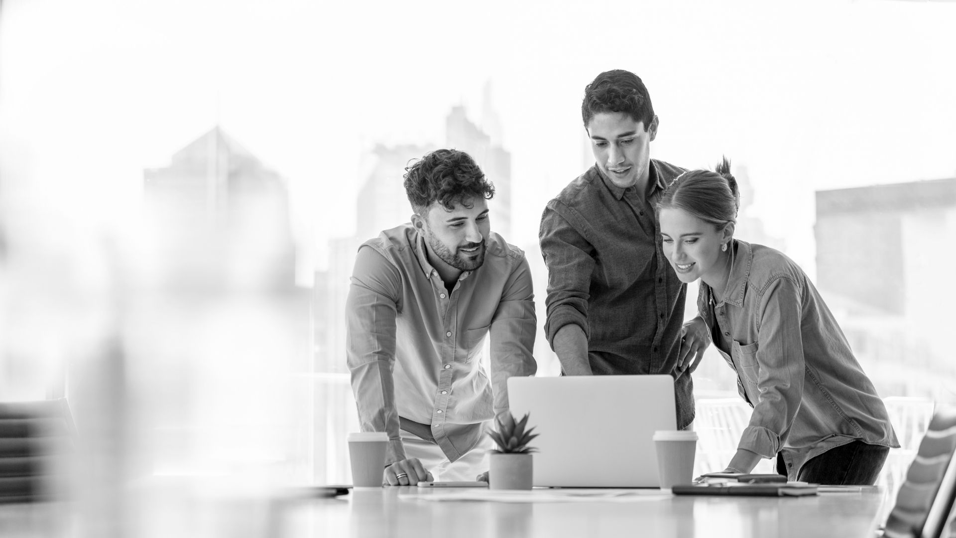 Groupe de trois personne autour d'un ordinateur